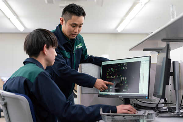 説明する先輩社員